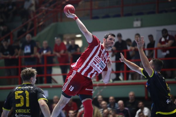 Ολυμπιακός – ΑΕΚ 25-23: Πήρε το ντέρμπι και έκανε το 1-0 στους τελικούς