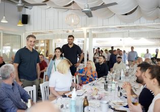 Μητσοτάκης: «Έχω πρόβλεψη, αλλά…» – Με χαλαρή διάθεση στα Βριλήσσια ο Πρωθυπουργός