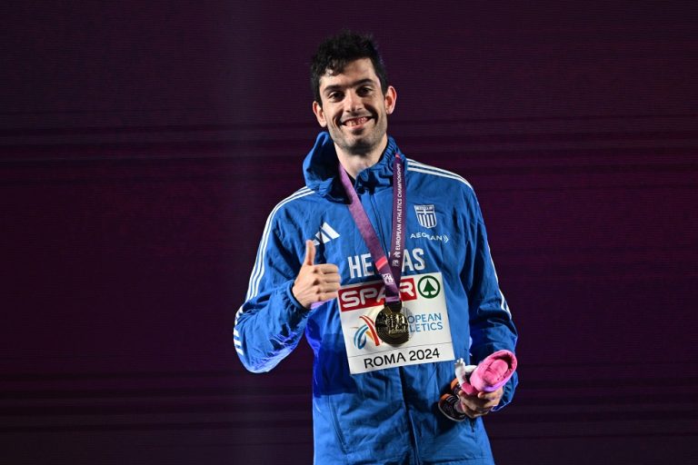 Η απονομή του χρυσού μεταλλίου στον «ιπτάμενο» Τεντόγλου