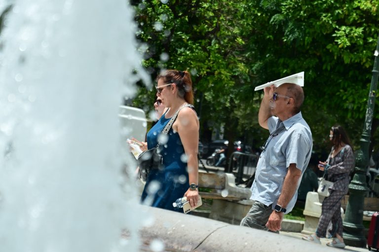 Καιρός: Σε κλοιό καύσωνα και σκόνης η χώρα