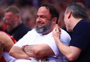 Στο ΣΕΦ ο Βαγγέλης Μαρινάκης – Αποθέωση από τον κόσμο (vid)