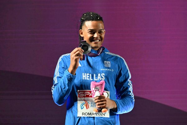 Η απονομή του αργυρού μεταλλίου στον Καραλή (vid)