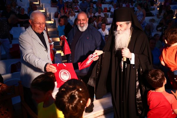 Ο Ολυμπιακός ξανά δίπλα στη Μητρόπολη Πειραιά (pics)