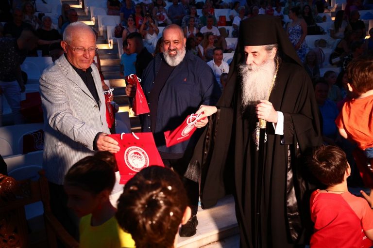 Ο Ολυμπιακός ξανά δίπλα στη Μητρόπολη Πειραιά (pics)