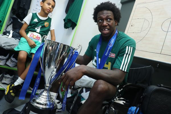 Τρελαμένος οπαδός του Παναθηναϊκού έκανε τατουάζ τον Ναν με τα σπασμένα δόντια (pic)