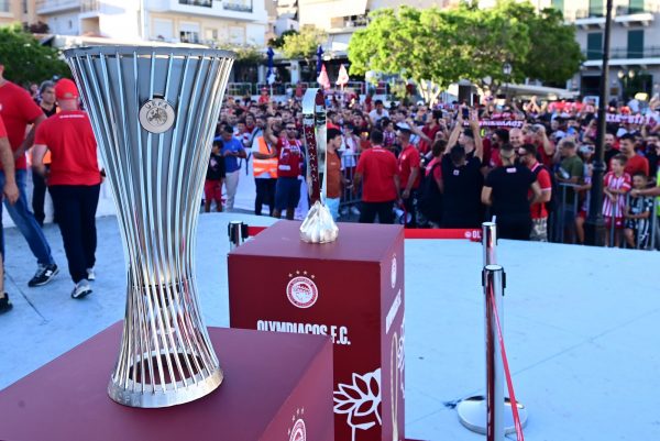 «Τρέλα» στην Κρήτη για τον Ολυμπιακό: Οι ευρωκούπες έκαναν τον γύρο του νησιού (pics+vids)