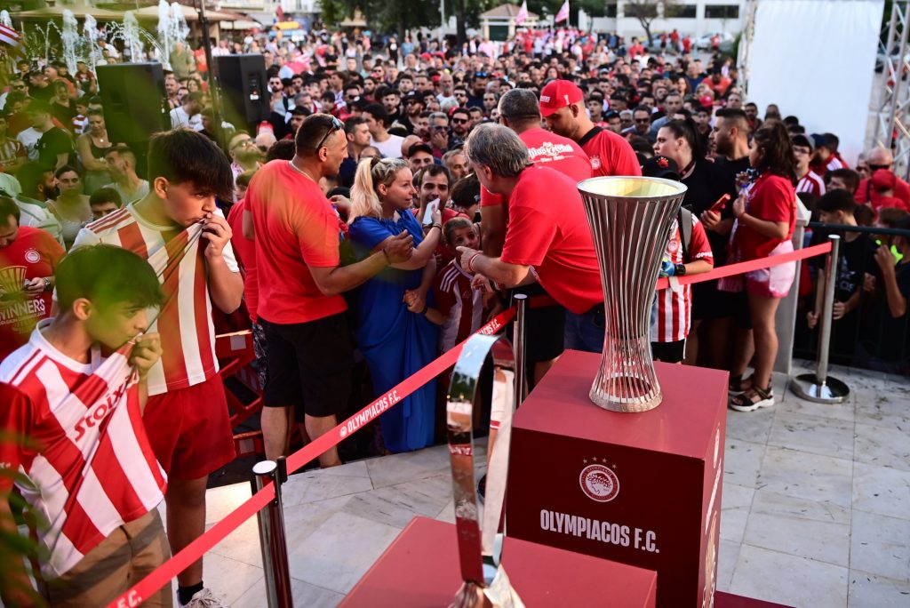 H «θρυλική περιοδεία» συνεχίζεται: Τρέλα και στην Χίο για τις ευρωκούπες του Ολυμπιακού (pics)