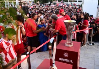 H «θρυλική περιοδεία» συνεχίζεται: Τρέλα και στην Χίο για τις ευρωκούπες του Ολυμπιακού (pics)