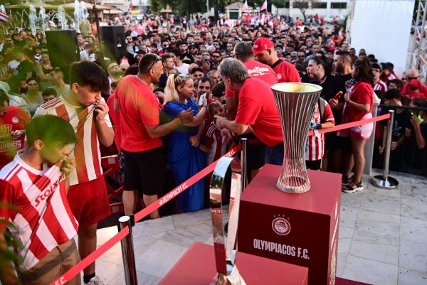 H «θρυλική περιοδεία» συνεχίζεται: Τρέλα και στην Χίο για τις ευρωκούπες του Ολυμπιακού (pics)
