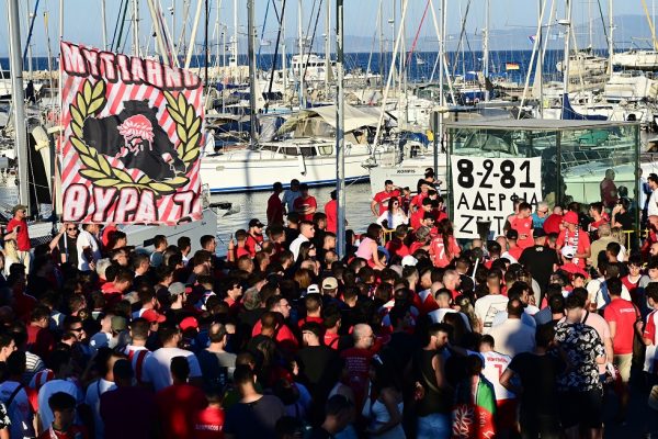 Αποθέωση από πλήθος κόσμου και στη Μυτιλήνη για τα ευρωπαϊκά τρόπαια του Ολυμπιακού (pics)