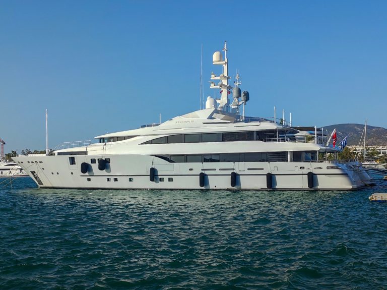 Φωτιά στην Ύδρα: Αρνήθηκαν όλοι ότι πέταξαν πυροτεχνήματα – Οι 8 έφυγαν με χειροπέδες από το δικαστήριο