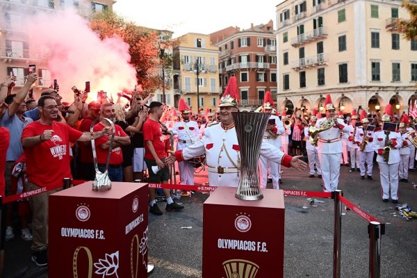 Oλυμπιακός: «Ερυθρόλευκη» τρέλα και στην Κέρκυρα για τις δύο ευρωπαϊκές κούπες (pics)