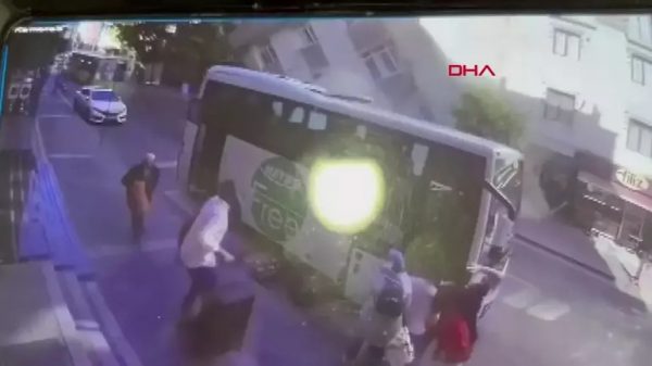 Καρέ καρέ η στιγμή της κατάρρευσης της πολυκατοικίας στην Κωνσταντινούπολη