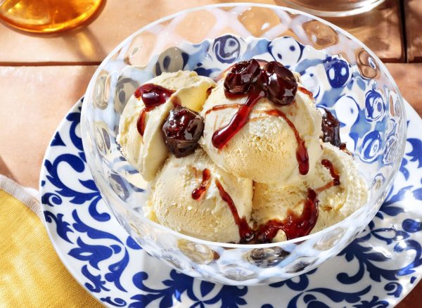 Θες γλυκό, αλλά να είναι και light… – Φτιάξε παγωμένο γιαούρτι με βύσσινο