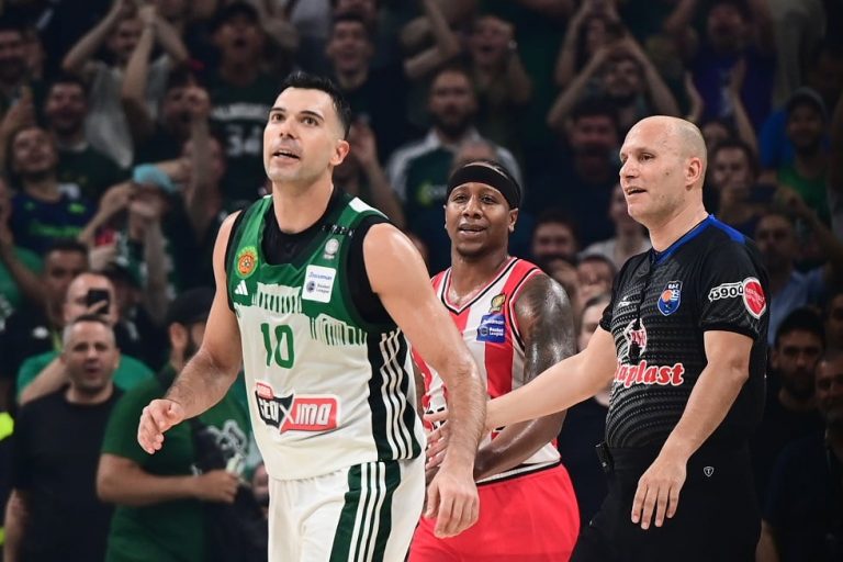 Ο Σλούκας αγνόησε τη χειραψία με τον Γουόκαπ (vid)