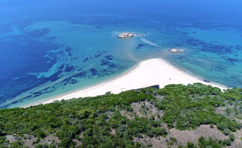 Στο «σφυρί» το ελληνικό νησάκι που ήθελαν να αγοράσουν οι Beatles