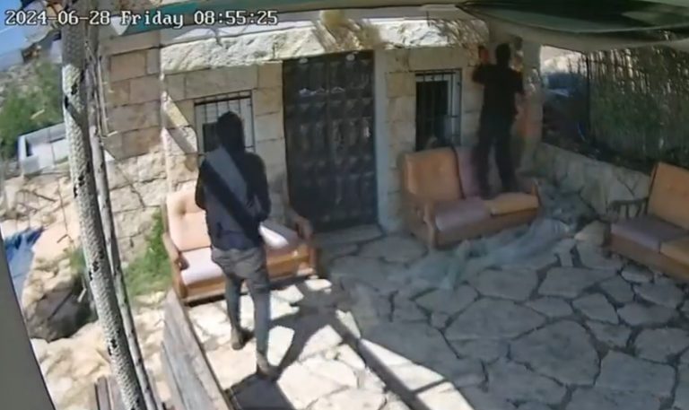 Δυτική Όχθη: Μασκοφόροι Ισραηλινοί έποικοι επιτέθηκαν σε σπίτι Παλαιστινίου – Τεταμένο το κλίμα