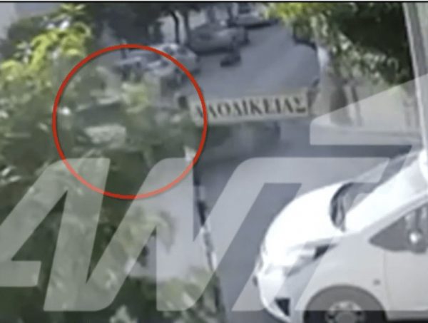 Θανατηφόρο τροχαίο στη Νίκαια – Η στιγμή που αυτοκίνητο εμβόλισε μηχανή