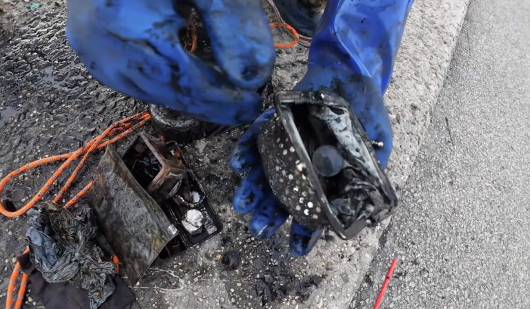 Νέα Υόρκη: Ζευγάρι στη Νέα Υόρκη «ψάρεψε» χρηματοκιβώτιο με 100.000 δολάρια (βίντεο)