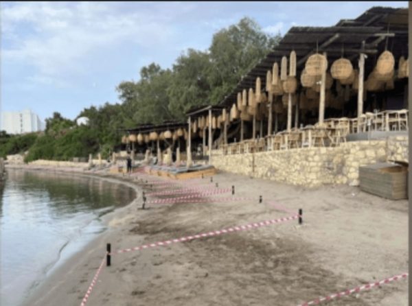 Ρόδος: Σφραγίστηκε το μαγαζί με τις ξαπλώστρες στη θάλασσα