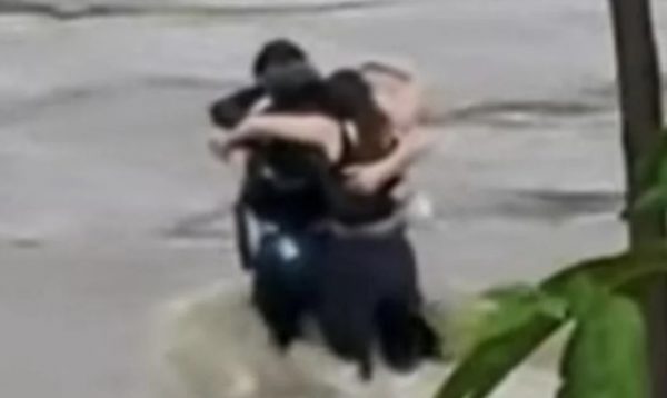 Ιταλία: Η τελευταία αγκαλιά τριών φίλων πριν τον θάνατο – Σπαρακτικό βίντεο