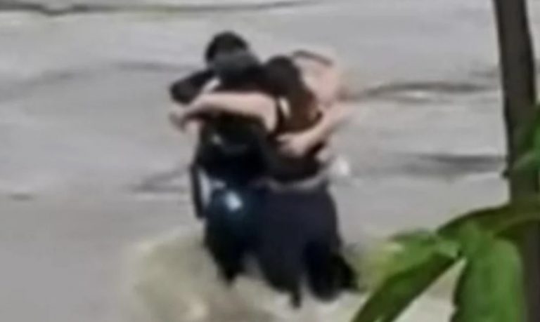 Ιταλία: Η τελευταία αγκαλιά τριών φίλων πριν τον θάνατο – Σπαρακτικό βίντεο