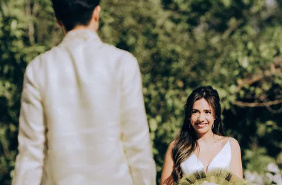 Φλορίντα: Νύφη εκπλήσσει τους καλεσμένους της – Τι κρατάει αντί για ανθοδέσμη