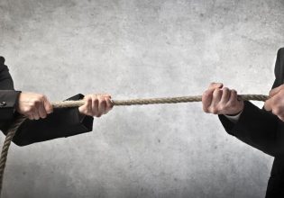 Δυο πλούσιοι μαλώνανε σε φτωχού λαού αχυρώνα και τα αποτελέσματα θα τα δουν την Κυριακή κατά μόνας