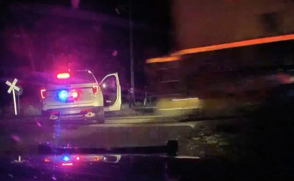 Κολοράντο: Την άφησαν με χειροπέδες σε περιπολικό και τη χτύπησε το τρένο – Το πόσο που έλαβε ως αποζημίωση