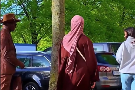 Ιταλία: – «Θεραπεία» σε 20χρονο ιερέα για να σταματήσει να είναι γκέι – Τι τον υποχρέωσαν να κάνει