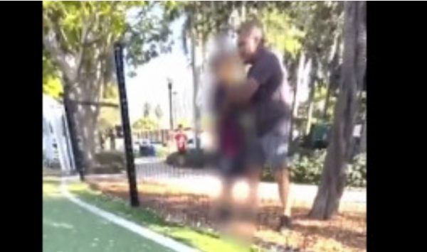 Φλόριντα: Πατέρας πιάνει από το λαιμό 10χρονο επειδή τσακώθηκε με τον γιο του