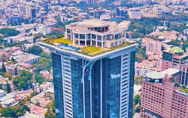 Ινδία: «Ουράνια έπαυλη» – Ο λόγος που ο ιδιοκτήτης μπορεί να μείνει ποτέ αυτό το σπίτι