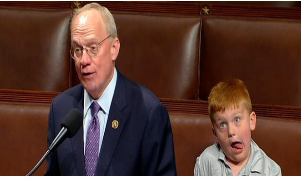ΗΠΑ: Βίντεο με τον γιο γερουσιαστή να κάνει αστείες γκριμάτσες την ώρα που ο πατέρας του μιλούσε στο Κογκρέσο