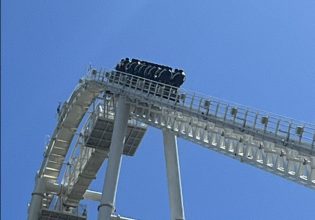 Τρόμος στη Βρετανία: Βαγόνι rollercoaster κόλλησε για μια ώρα στα 72 μέτρα