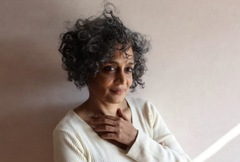 Ινδία: Δίωξη στην Αρουντάτι Ρόι για δηλώσεις που είχε κάνει 14 χρόνια πριν