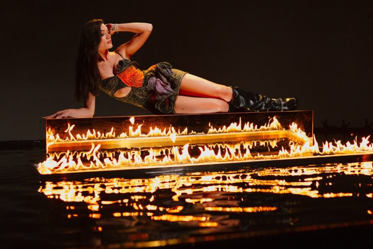 Στην κορυφή το «Είπες» της Ήβης Αδάμου – Σαρώνει σε ραδιόφωνα, Youtube και ψηφιακές πλατφόρμες!