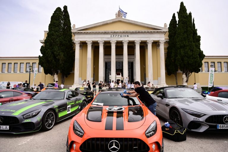Γέμισε με supercars το Σύνταγμα – Ποιος ο λόγος (εικόνες)