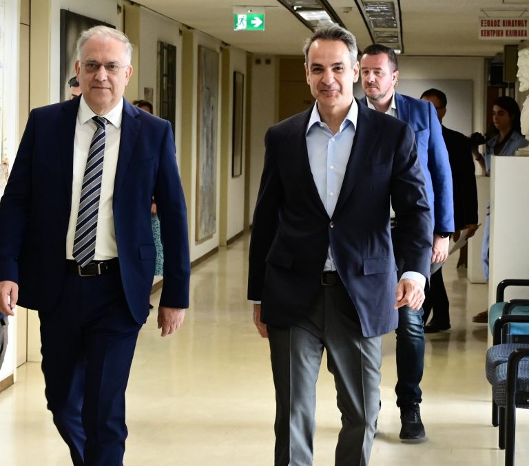 Επίσκεψη Μητσοτάκη στο υπουργείο Ανάπτυξης – Παρατείνονται τα μέτρα κατά της ακρίβειας