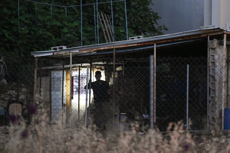 Έγκλημα στον Διόνυσο: Ο άνθρωπος που εντόπισε τον μετανάστη νεκρό στο κρεβάτι του