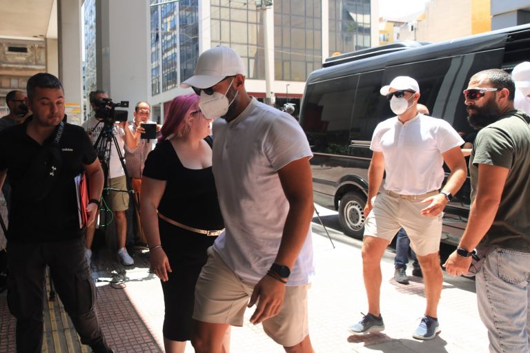 Φωτιά στην Ύδρα: Στην εισαγγελία Πειραιά έφτασαν οι 13 συλληφθέντες – Δείτε βίντεο