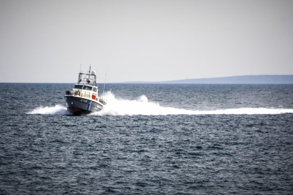 Σύμη: Καταδίωξη ταχύπλοου με μετανάστες – Ένας νεκρός και πέντε τραυματίες