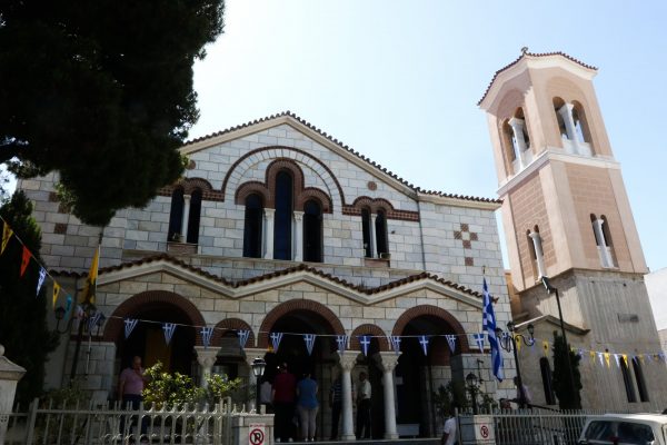 Συνωστισμός πολιτικών σε Αρχιεπίσκοπο και μητροπόλεις