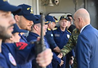 Επίσκεψη Δένδια στη φρεγάτα «Ψαρά» – «Θα συνοδεύει τον μεγαλύτερο εμπορικό στόλο του πλανήτη»