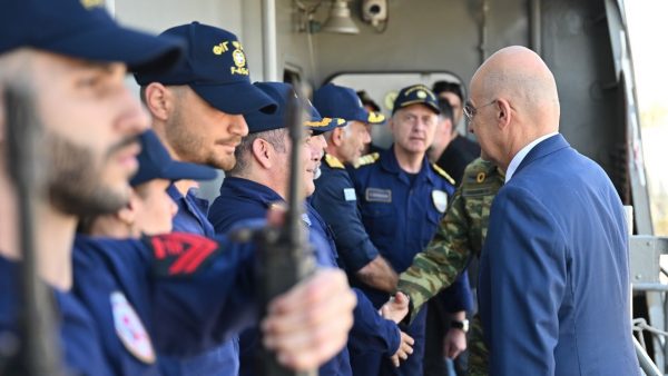 Επίσκεψη Δένδια στη φρεγάτα «Ψαρά» – «Θα συνοδεύει τον μεγαλύτερο εμπορικό στόλο του πλανήτη»