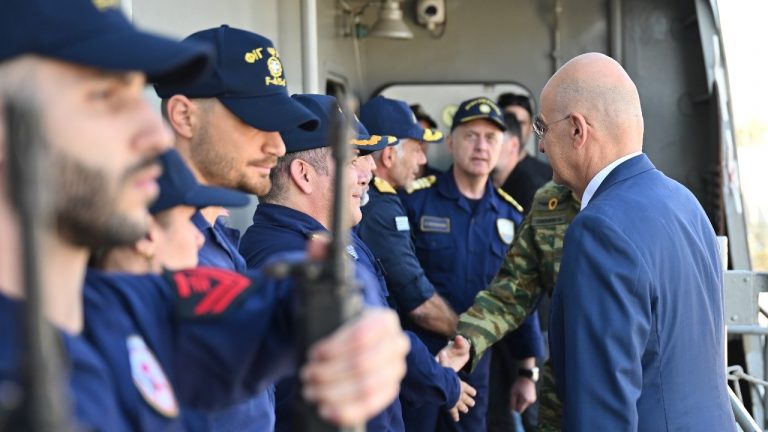 Επίσκεψη Δένδια στη φρεγάτα «Ψαρά» – «Θα συνοδεύει τον μεγαλύτερο εμπορικό στόλο του πλανήτη»