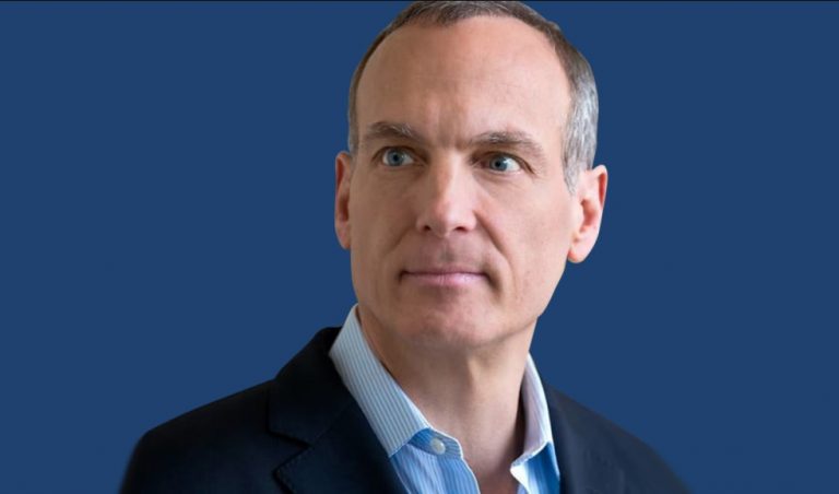 Booking: «Μπορεί να φύγουμε από την ΕΕ, ανταγωνιστικό μειονέκτημα οι χαζές ρυθμίσεις»