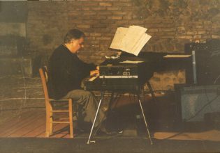 Ο Μάνος Χατζιδάκις, η τραγική ιστορία του ρεμπετόφιλου Έκτορα και ο Μάρκος Βαμβακάρης