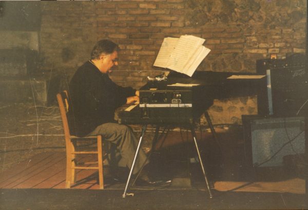 Ο Μάνος Χατζιδάκις, η τραγική ιστορία του ρεμπετόφιλου Έκτορα και ο Μάρκος Βαμβακάρης