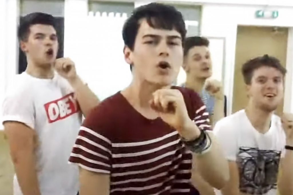 Λουκ Νιούτον: Δείτε το αστέρι του Bridgerton να χορεύει με την πρώην μπάντα του