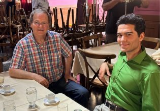 O Χρήστος Νικολόπουλος στα γυρίσματα της ταινίας «Υπάρχω» – Η φωτογραφία με τον Μάστορα